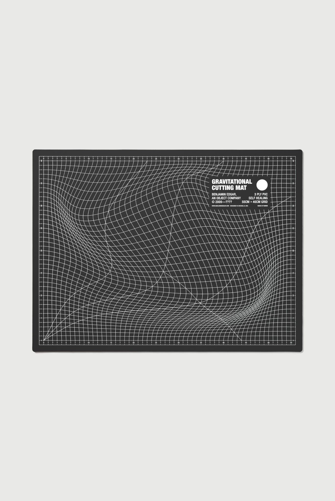 GRAVITATIONAL CUTTING MAT IN BLACK