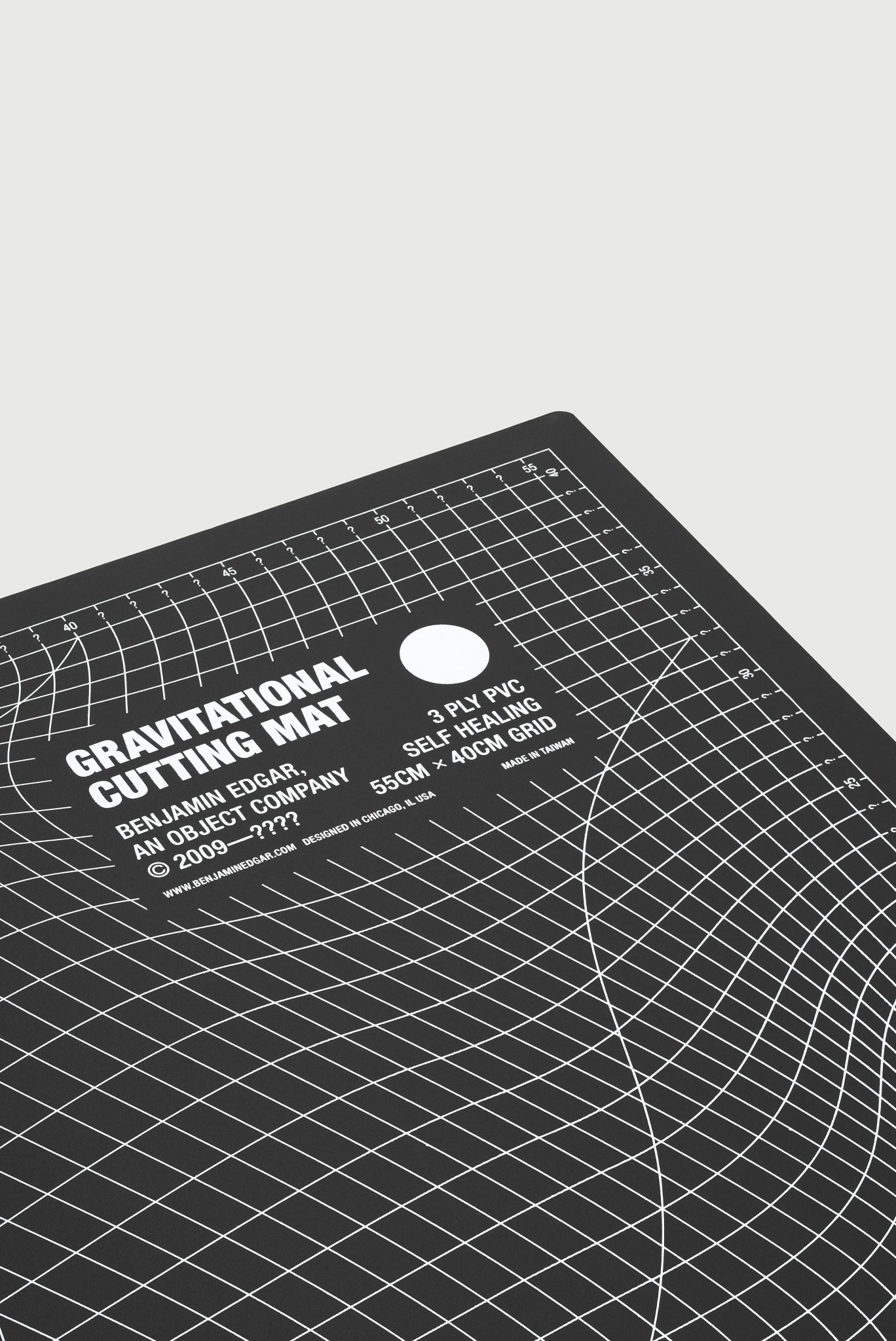 GRAVITATIONAL CUTTING MAT IN BLACK