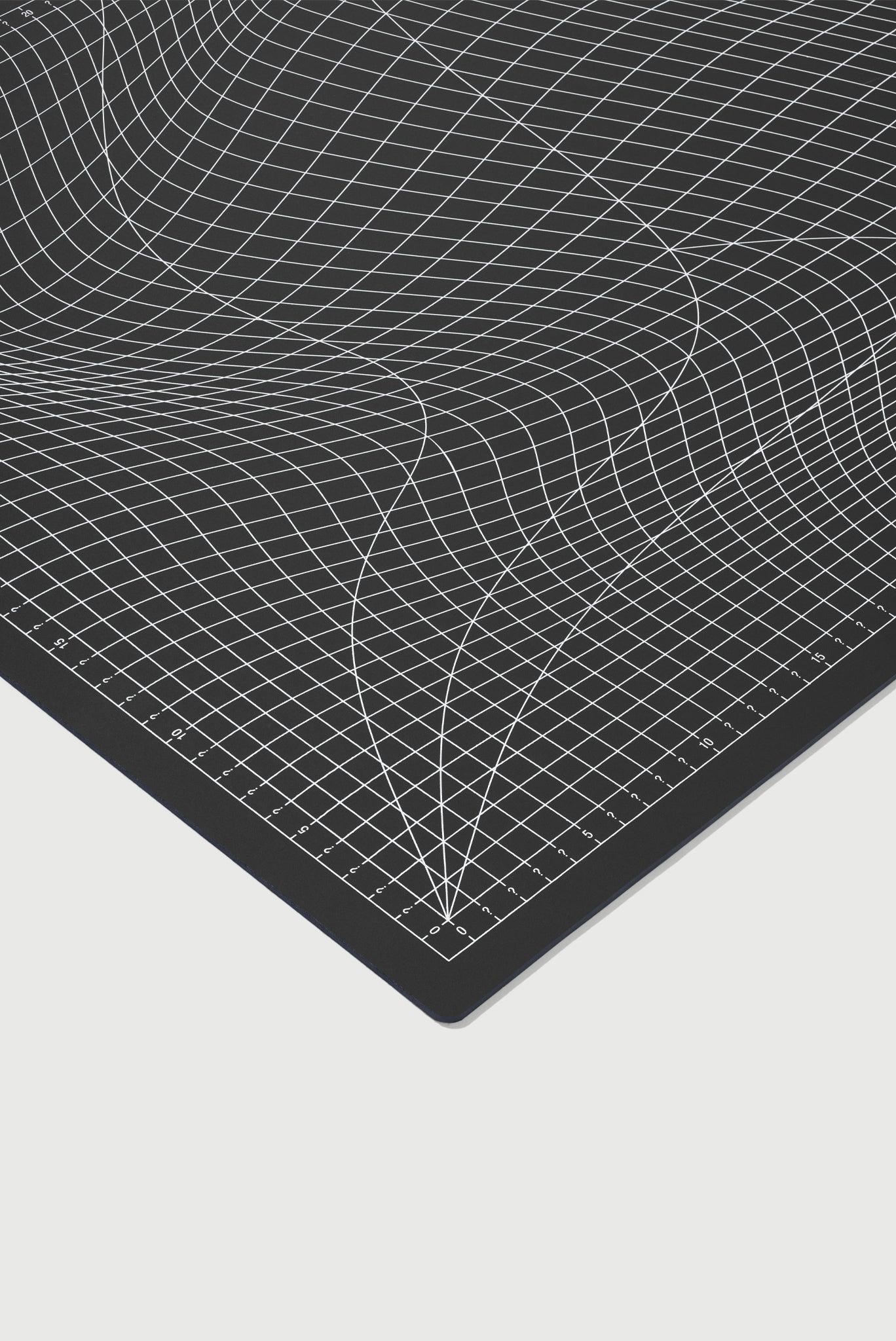 GRAVITATIONAL CUTTING MAT IN BLACK