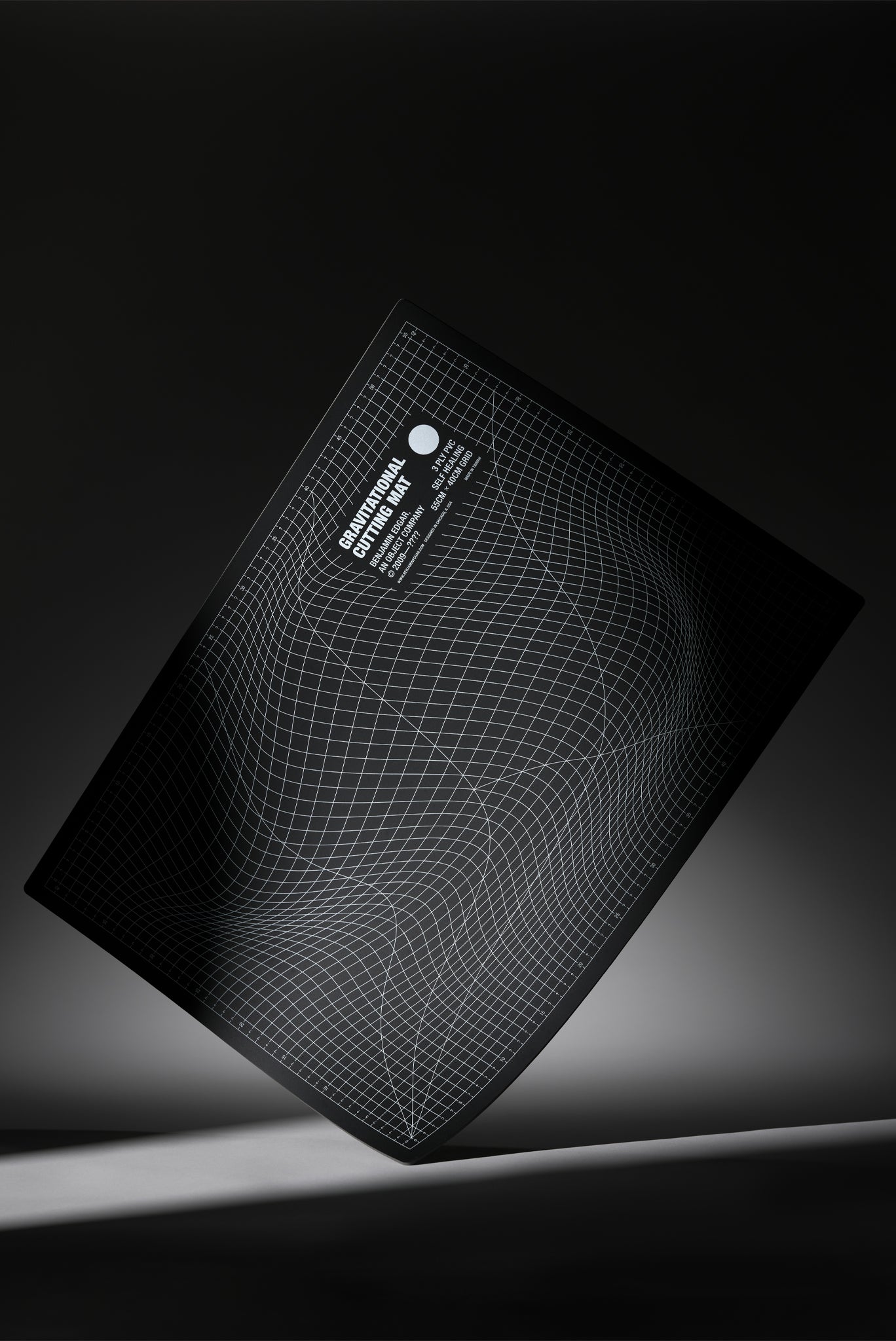 GRAVITATIONAL CUTTING MAT IN BLACK