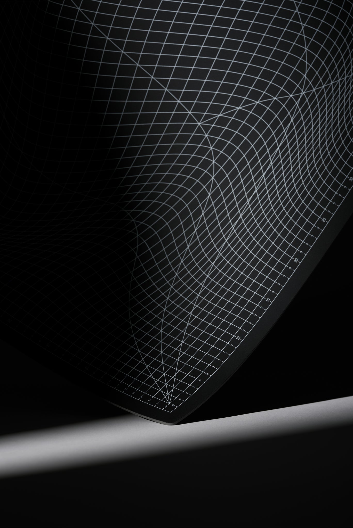 GRAVITATIONAL CUTTING MAT IN BLACK